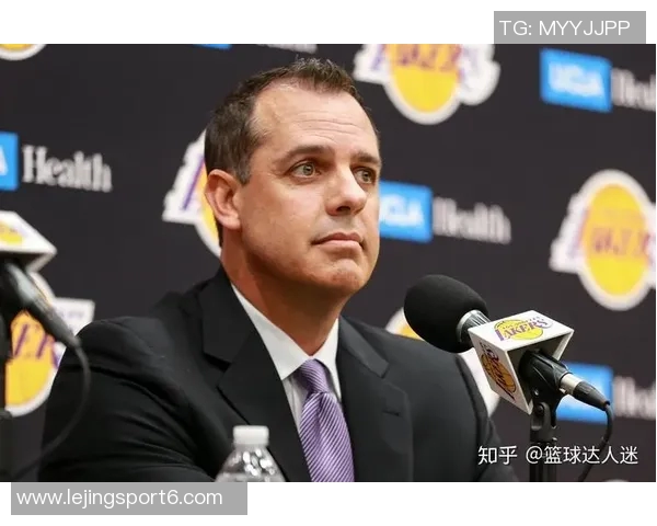 老詹在湖人战术体系中的定位分析与角色转变探讨